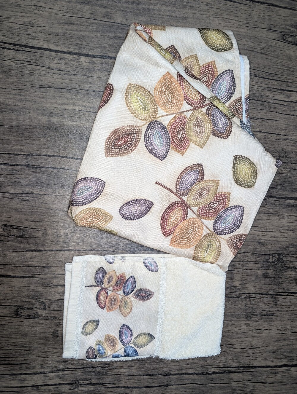 Croscill 69 x 52” Polyester Tablecloth Mosiac Leaf Leaves Pattern & Small towel